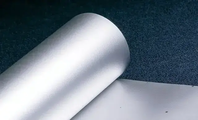 光沢のある銀色のロール素材