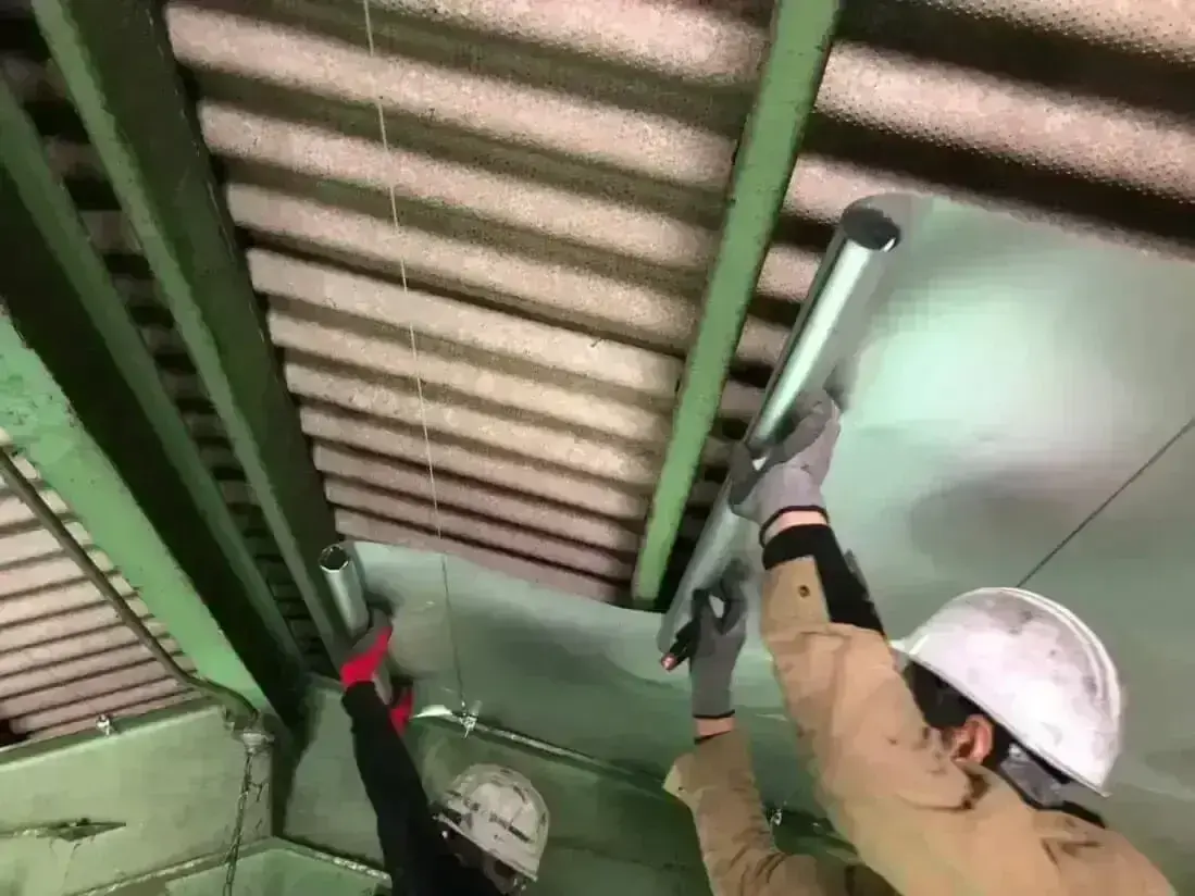建物内部で作業する安全帽の作業員