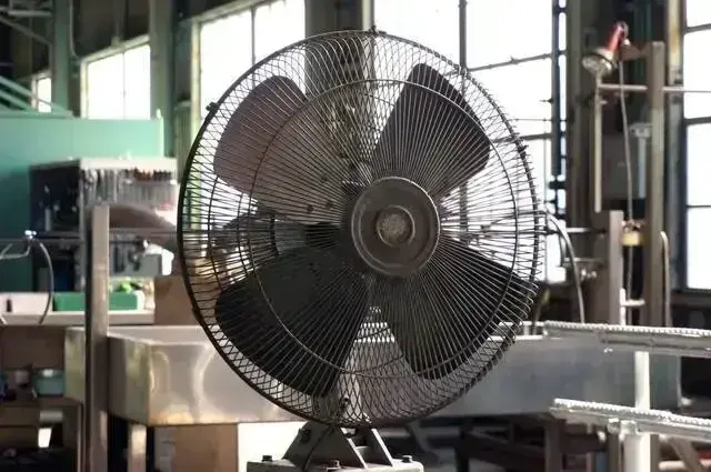 工場内部の大型産業用ファン