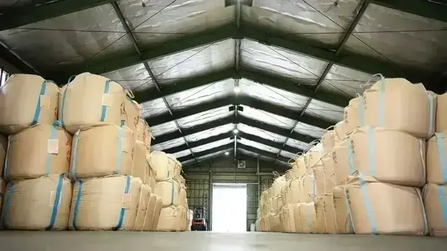 倉庫内に積まれた大きな梱包材