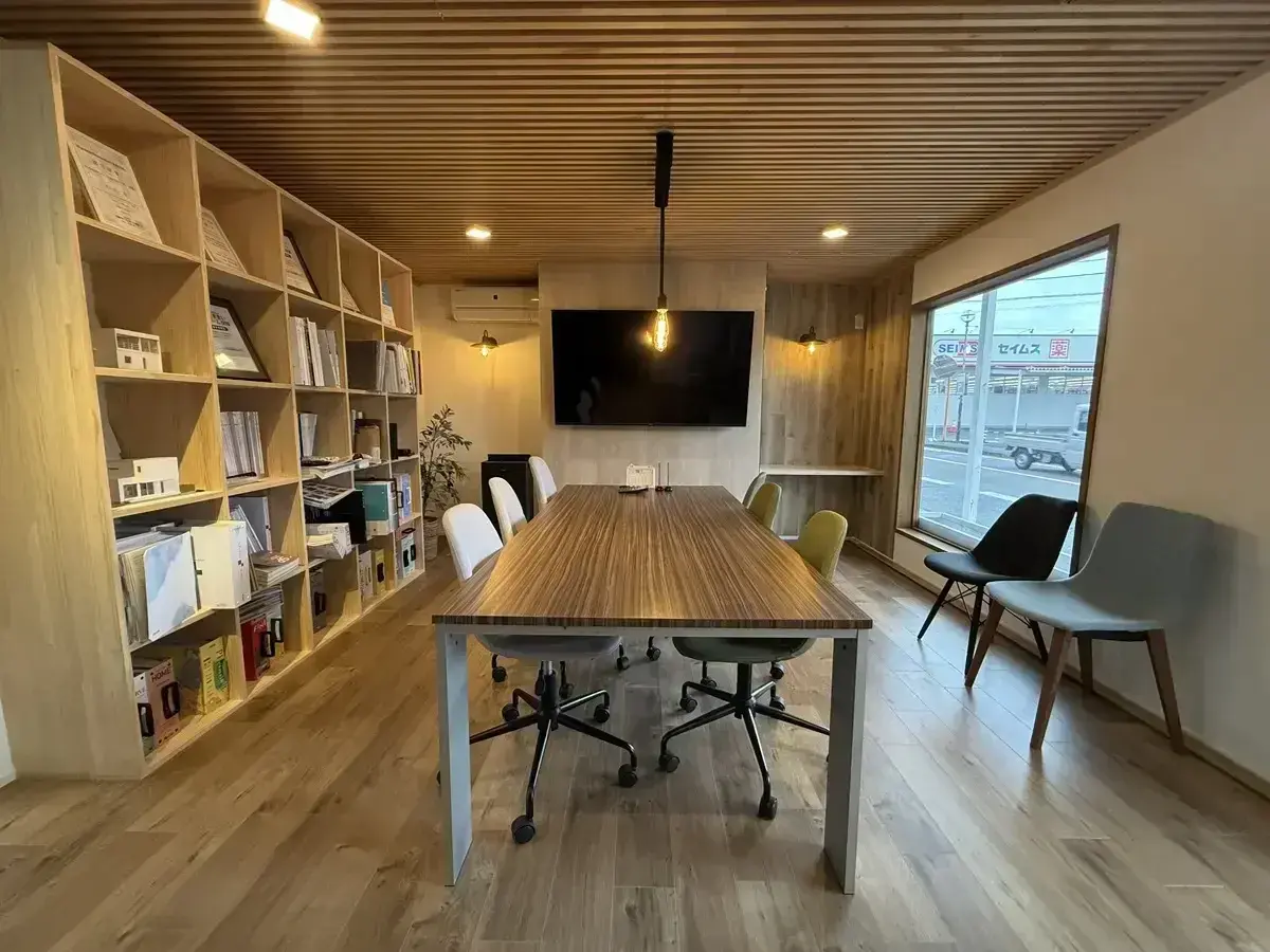 木の天井と打ち合わせテーブルのあるMyDesignの相談スタジオ